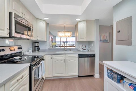 Condo in Redington Shores, Florida, 2 bedrooms  № 2226522 - photo 6