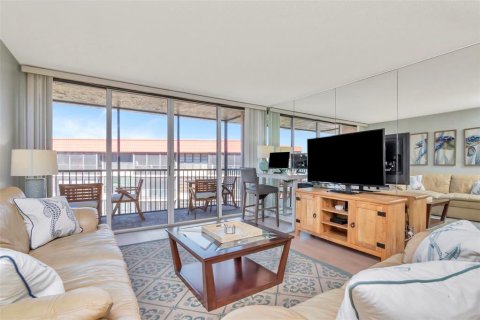 Condo in Redington Shores, Florida, 2 bedrooms  № 2226522 - photo 11