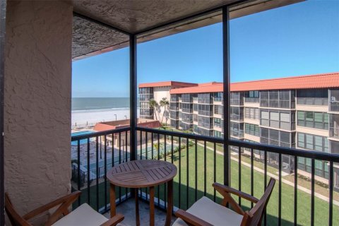 Condo in Redington Shores, Florida, 2 bedrooms  № 2226522 - photo 19