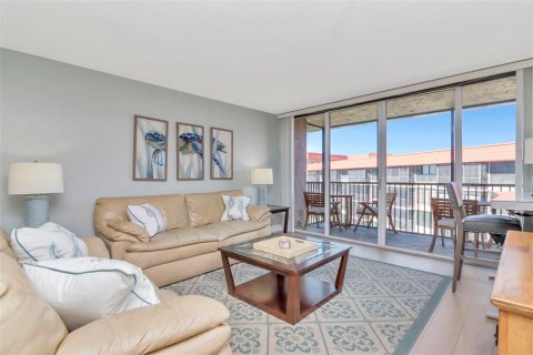 Condo in Redington Shores, Florida, 2 bedrooms  № 2226522 - photo 10