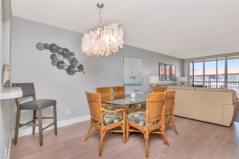 Condo in Redington Shores, Florida, 2 bedrooms  № 2226522 - photo 8