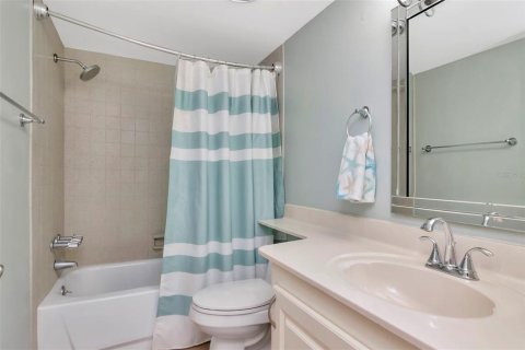 Condo in Redington Shores, Florida, 2 bedrooms  № 2226522 - photo 16