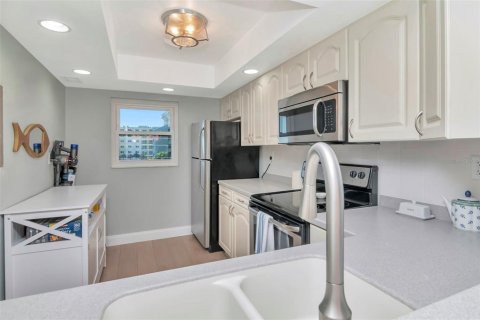Condo in Redington Shores, Florida, 2 bedrooms  № 2226522 - photo 7