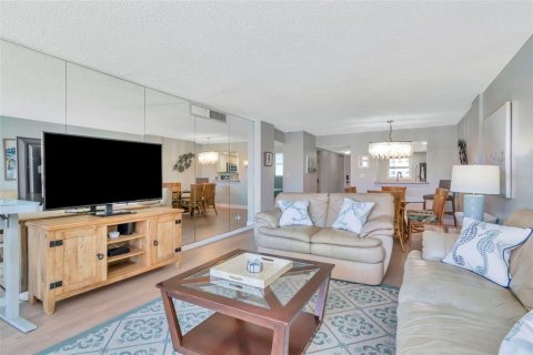 Condo in Redington Shores, Florida, 2 bedrooms  № 2226522 - photo 12