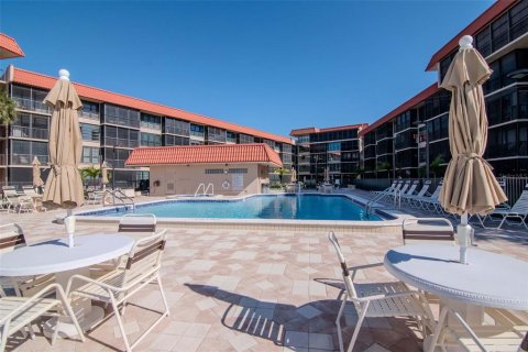 Condo in Redington Shores, Florida, 2 bedrooms  № 2226522 - photo 22