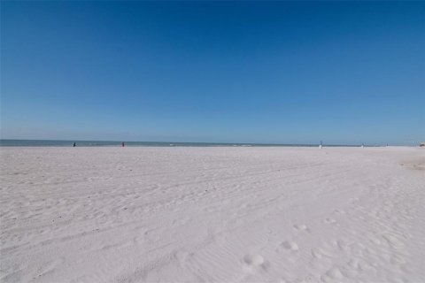 Condo in Redington Shores, Florida, 2 bedrooms  № 2226522 - photo 24