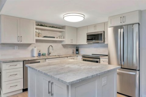 Condo in Redington Shores, Florida, 2 bedrooms  № 2226522 - photo 27