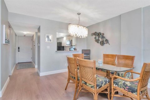 Condo in Redington Shores, Florida, 2 bedrooms  № 2226522 - photo 9