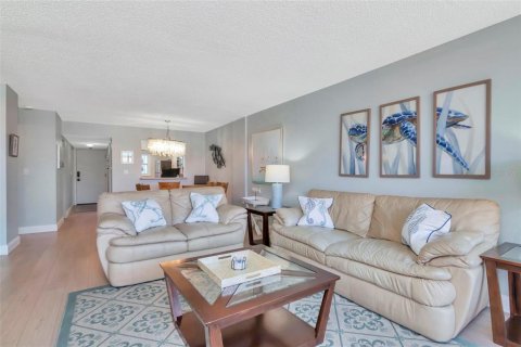 Condo in Redington Shores, Florida, 2 bedrooms  № 2226522 - photo 13
