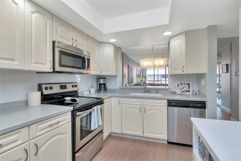 Condo in Redington Shores, Florida, 2 bedrooms  № 2226522 - photo 5