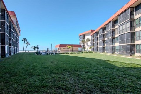 Condo in Redington Shores, Florida, 2 bedrooms  № 2226522 - photo 21