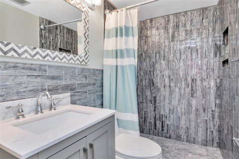 Condo in Redington Shores, Florida, 2 bedrooms  № 2226522 - photo 18