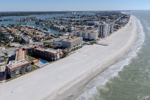 Condo in Redington Shores, Florida, 2 bedrooms  № 2226522 - photo 23