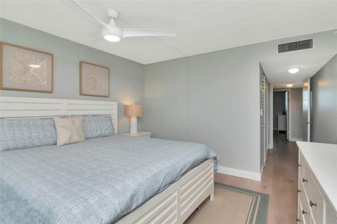 Condo in Redington Shores, Florida, 2 bedrooms  № 2226522 - photo 15