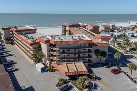 Condo in Redington Shores, Florida, 2 bedrooms № 2226522