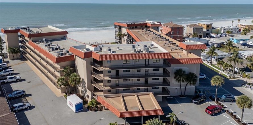 Condo in Redington Shores, Florida, 2 bedrooms  № 2226522