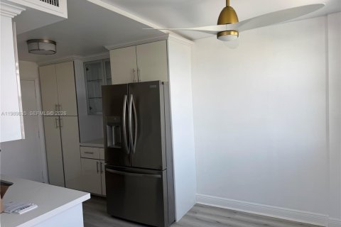 Condo in Hallandale Beach, Florida, 2 bedrooms  № 2052705 - photo 13