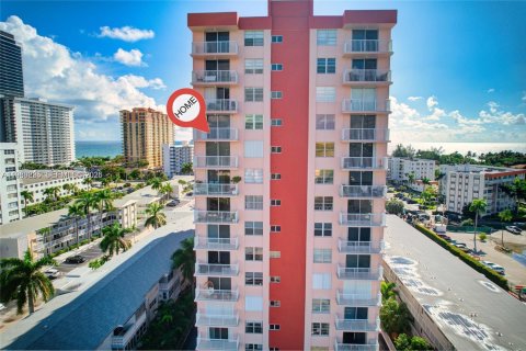 Condo in Hallandale Beach, Florida, 2 bedrooms  № 2052705 - photo 5