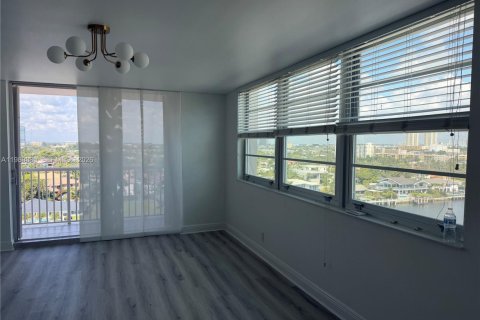 Condo in Hallandale Beach, Florida, 2 bedrooms  № 2052705 - photo 9
