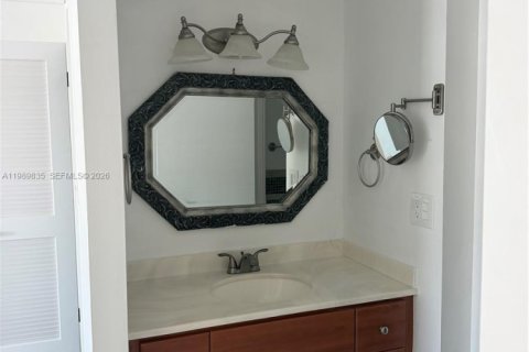 Condo in Hallandale Beach, Florida, 2 bedrooms  № 2052705 - photo 14