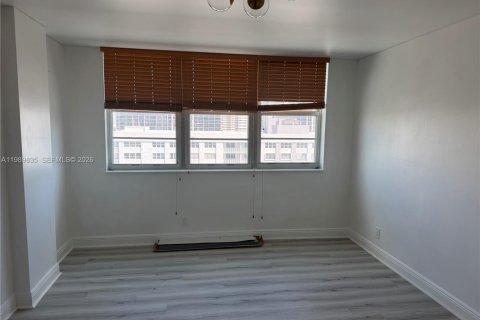 Condo in Hallandale Beach, Florida, 2 bedrooms  № 2052705 - photo 12