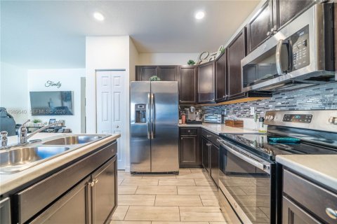 Adosado en venta en Hialeah, Florida, 3 dormitorios, 153.29 m2 № 2052017 - foto 11