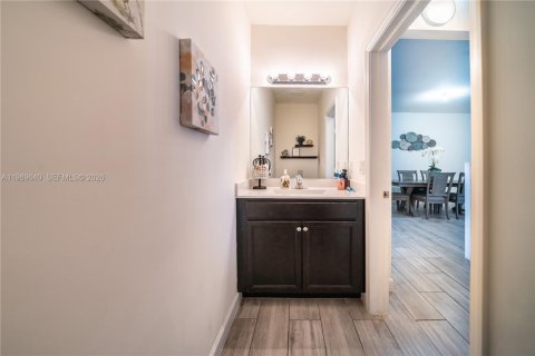 Adosado en venta en Hialeah, Florida, 3 dormitorios, 153.29 m2 № 2052017 - foto 8