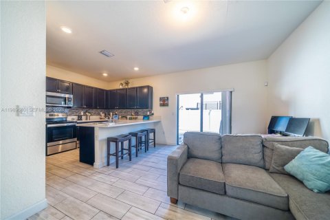 Adosado en venta en Hialeah, Florida, 3 dormitorios, 153.29 m2 № 2052017 - foto 9