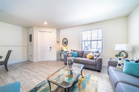Adosado en venta en Hialeah, Florida, 3 dormitorios, 153.29 m2 № 2052017 - foto 3
