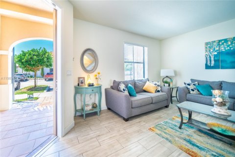 Adosado en venta en Hialeah, Florida, 3 dormitorios, 153.29 m2 № 2052017 - foto 2