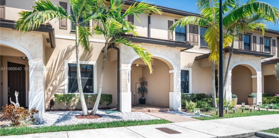 Adosado en Hialeah, Florida 3 dormitorios, 153.29 m2 № 2052017
