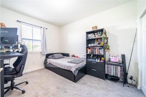 Adosado en venta en Hialeah, Florida, 3 dormitorios, 153.29 m2 № 2052017 - foto 16