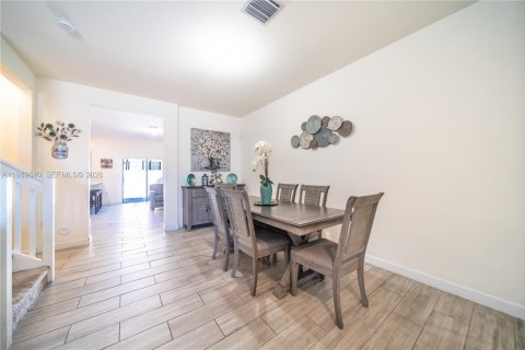 Adosado en venta en Hialeah, Florida, 3 dormitorios, 153.29 m2 № 2052017 - foto 6
