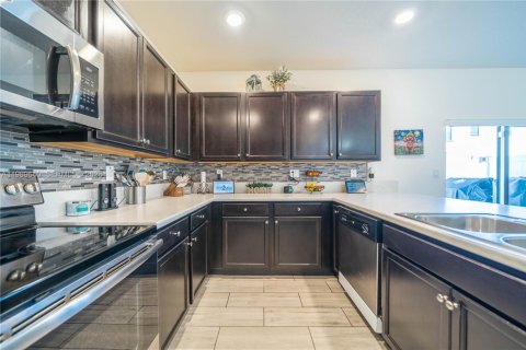 Adosado en venta en Hialeah, Florida, 3 dormitorios, 153.29 m2 № 2052017 - foto 10