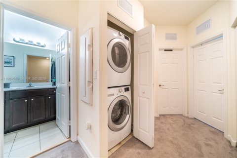 Adosado en venta en Hialeah, Florida, 3 dormitorios, 153.29 m2 № 2052017 - foto 18