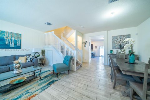 Adosado en venta en Hialeah, Florida, 3 dormitorios, 153.29 m2 № 2052017 - foto 5