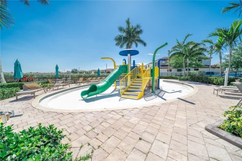 Adosado en venta en Hialeah, Florida, 3 dormitorios, 153.29 m2 № 2052017 - foto 27