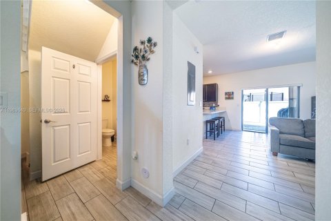 Adosado en venta en Hialeah, Florida, 3 dormitorios, 153.29 m2 № 2052017 - foto 7