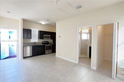 Commercial property in Miami, Florida 214.79 sq.m. № 1897559 - photo 4