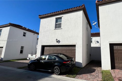 Commercial property in Miami, Florida 214.79 sq.m. № 1897559 - photo 2