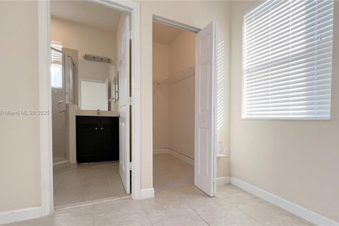 Commercial property in Miami, Florida 214.79 sq.m. № 1897559 - photo 11