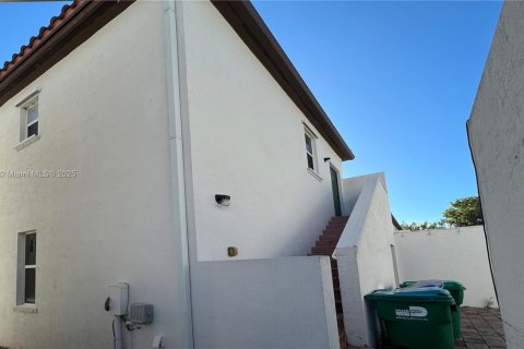 Commercial property in Miami, Florida 214.79 sq.m. № 1897559 - photo 3