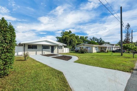 House in Winter Haven, Florida 2 bedrooms, 111.39 sq.m. № 2230173 - photo 3
