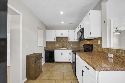 House in Winter Haven, Florida 2 bedrooms, 111.39 sq.m. № 2230173 - photo 9