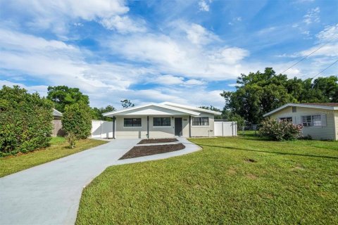 House in Winter Haven, Florida 2 bedrooms, 111.39 sq.m. № 2230173 - photo 2