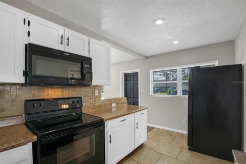 House in Winter Haven, Florida 2 bedrooms, 111.39 sq.m. № 2230173 - photo 11