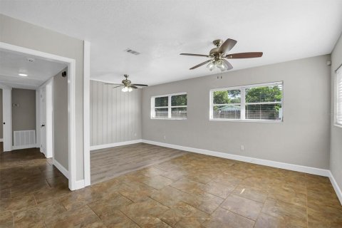House in Winter Haven, Florida 2 bedrooms, 111.39 sq.m. № 2230173 - photo 5
