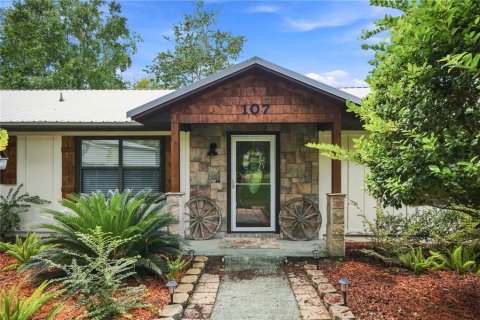House in Interlachen, Florida 2 bedrooms, 132.01 sq.m. № 2361031