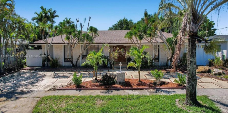 House in Miami, Florida 5 bedrooms, 287.81 sq.m. № 1858799