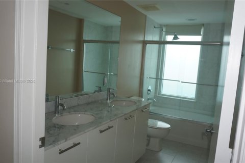 Condo in Miami, Florida, 1 bedroom  № 1979071 - photo 5